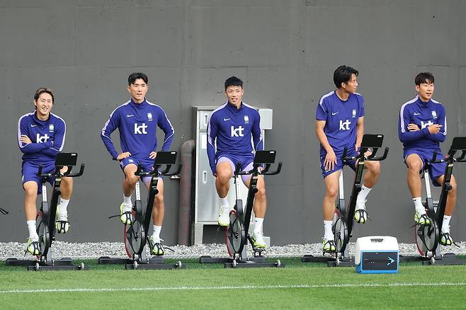 한국축구대표팀에 합류한 손흥민(오른쪽)과 이강인(왼쪽) 등 유럽파 선수들이 22일 충남 천안시 코리아풋볼파크에서 열린 공개훈련에서 자전거를 타며 몸을 풀고 있다. 연합뉴스