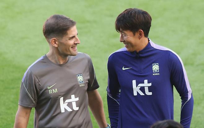 로베르트 모레노 한국 축구대표팀 감독과 손흥민이 22일 충남 천안시 서북구 코리아풋볼파크에서 열린 오픈트레이닝에서 이야기를 나누고 있다. ㄹ뉴스1