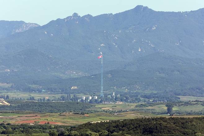경기도 파주시 오두산 통일전망대에서 바라본 비무장지대(DMZ) 북측 기정동 마을에서 인공기가 펄럭이고 있다. /사진=연합뉴스