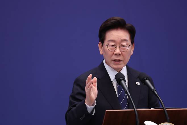 이재명 대통령이 지난 18일 청와대 영빈관에서 열린 기자회견에서 취재진 질문에 답하고 있다. 연합뉴스