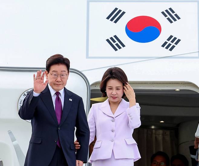 이재명 대통령과 김혜경 여사가 21일(현지시간) 미국 뉴욕 JFK 국제공항에 도착한 공군 1호기에서 환영객에게 인사하고 있다. 연합뉴스