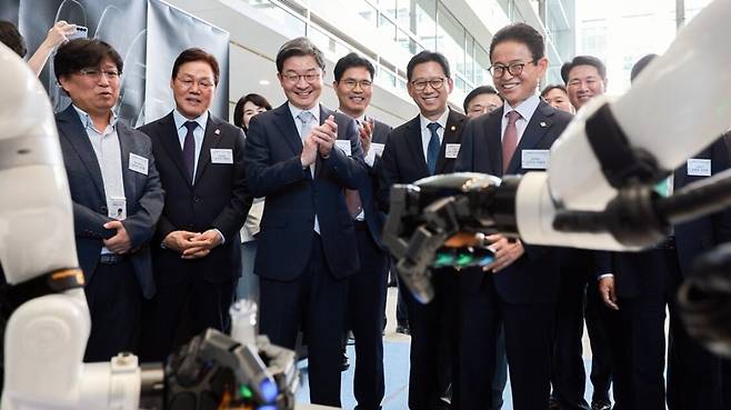 22일 서울 한국산업은행 본점 IR센터에서 열린 ‘피지컬AI 지역거점 발전 포럼’에서 배경훈 부총리 겸 과학기술정보통신부 장관(왼쪽 다섯 번째)를 비롯한 주요 도지사 등이 인공지능(AI) 로봇 시연을 보고 있다. 전북도 제공