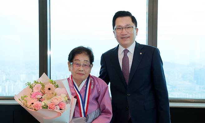 한화손해보험 최고령 현역 설계사인 김숙자씨(왼쪽)가 22일 서울 여의도 63스퀘어에서 열린 ‘한화손보 100년 레거시 FP’ 헌정 행사에서 나채범 대표와 기념촬영을 하고 있다. 한화손해보험 제공
