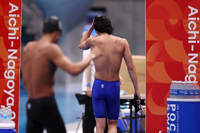 한국 수영 간판으로 2022 항저우 아시안게임 3관왕인 김우민이 어깨 부상을 당한 것으로 드러났다. 김우민은 23일 예정된 2026 아이치·나고야 하계아시안게임 남자 자유형 200m에 출전하지 않는다. 김우민은 22일 열린 대회 남자 자유형 1500m 레이스에서 8위를 차지한 뒤 어깨 부상을 알렸다. 대한수영연맹은 '김우민은 왼쪽 회전근개의 극상근 1.5도 부분이 찢어졌다. 충돌증후군이다. Slap 1.5가 찢어졌다'며 '지금 1500m는 경기 중 어깨 상태가 좋지 않아 다음 경기를 위해 조절한 상황이다. 자유형 400m에는 출전하려고 하나 자유형 800m는 의무진과 상의한 뒤 불참할 수도 있다'고 설명했다. 연합뉴스
