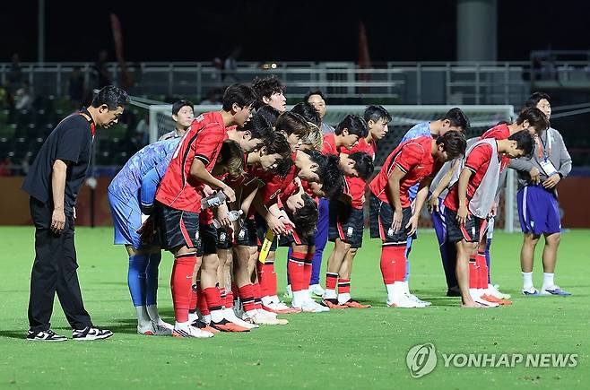 한국축구, 기분좋은 승리 (나고야=연합뉴스) 임화영 기자 = 22일 일본 나고야 미즈호 공원 럭비경기장에서 열린 2026 아이치·나고야 아시안게임 남자 축구 조별리그 2차전 한국과 사우디아라비아의 경기에서 2-0으로 승리한 한국 선수들이 관중석을 향해 인사하고 있다. 2026.9.22 hwayoung7@yna.co.kr