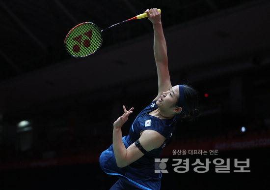 ▲ 22일 일본 아이치현 이치노미야 시립체육관에서 열린 2026 아이치·나고야 아시안게임 배드민턴 여자 단체전 8강전 한국과 말레이시아 경기. 한국 안세영이 말레이시아 레차나 카루파테반을 상대로 경기를 펼치고 있다. 연합뉴스