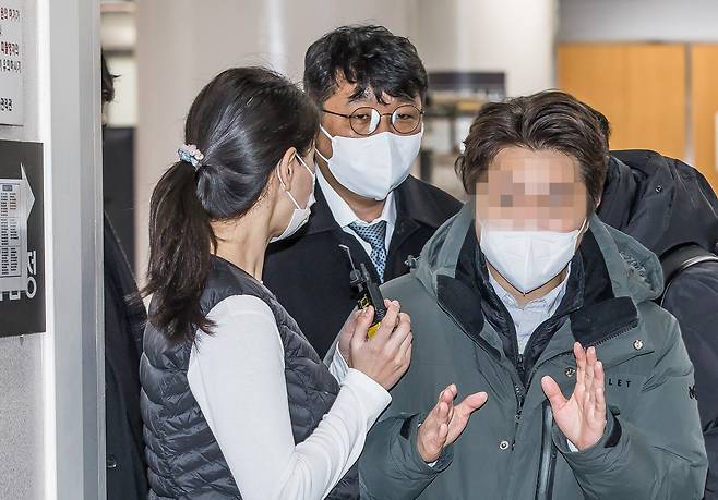 지난 8월 12일 대법원은 김병건 BK메디컬그룹 회장이 빗썸 창업주 이정훈 빗썸에셋 대표(가운데)를 상대로 제기한 손해배상 소송의 상고를 기각했다. 사진은 이 대표가 2023년 1월 관련 형사 소송 1심 공판에 출석한 모습. 사진=최준필 기자
