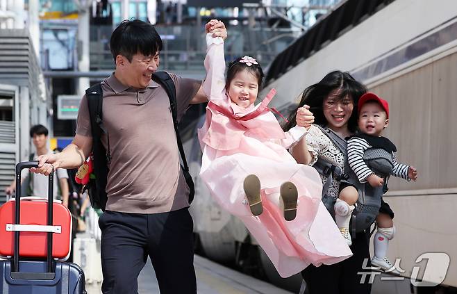 추석 연휴를 하루 앞둔 23일 서울역에서 귀성길에 오른 한 가족이 열차에 탑승하기 위해 이동하고 있다. ⓒ 뉴스1 김성진 기자