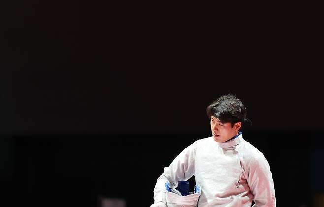23일 일본 아이치현 도코나메 아이치 스카이 엑스포에서 열린 2026 아이치·나고야 아시안게임 남자 사브르 개인전 8강 경기. 한국 오상욱(왼쪽)이 홍콩의 로이스 챈를 상대로 승리한 뒤 생각에 잠겨있다. /연합뉴스