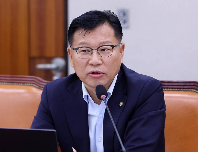 국민의힘 이양수 의원이 8월 31일 서울 여의도 국회에서 열린 농림축산식품해양수산위원회 전체회의에서 질의하고 있다. 뉴시스