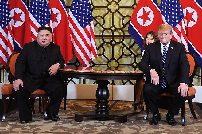 김정은 북한 국무위원장과 도널드 트럼프 미국 대통령 2019년 2월 28일 28일 오전(현지시간) 베트남 하노이 메트로폴 호텔에서 단독정상회담을 하고 있다. AP=연합뉴스