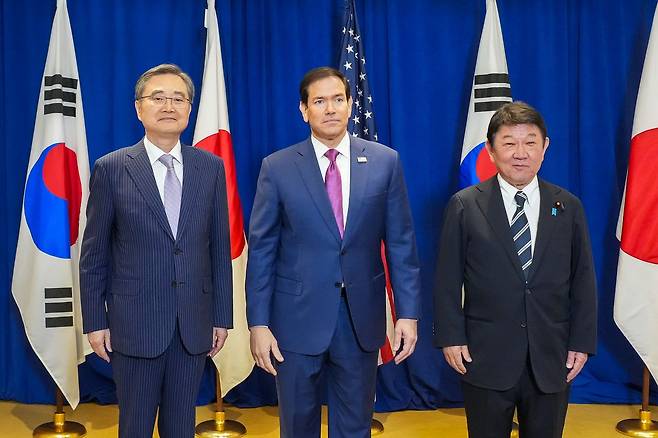 조현 외교부 장관과 마코 루비오 미국 국무장관, 모테기 도시미쓰 일본 외무상이 21일(현지시간) 미국 뉴욕에서 회담에 앞서 기념 촬영을 하고 있다. 연합뉴스