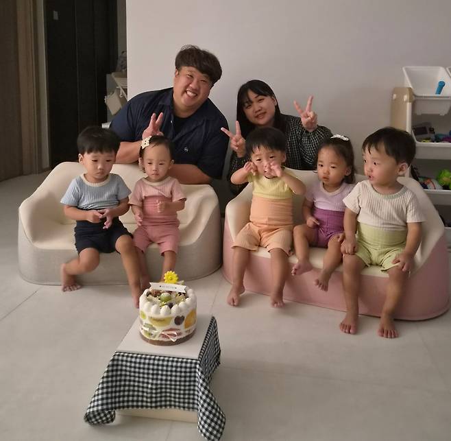오둥이들의 두돌을 맞이해 엄마 아빠와 아이들이 다같이 생일파티를 하는 모습. 사진 서울성모병원