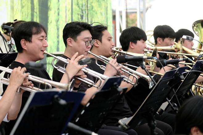 19일 완주 송광사에서 열린 나비채 음악회 리허설에서 뒤카의 팡파르를 연습하는 한경아르떼필. / ⓒjiseok jo