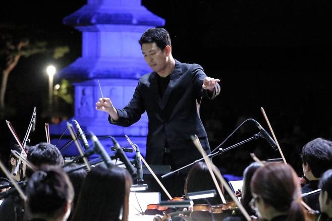 19일 완주 송광사에서 열린 나비채음악회에서 한경아르떼필을 지휘하는 홍석원 / ⓒjiseok jo