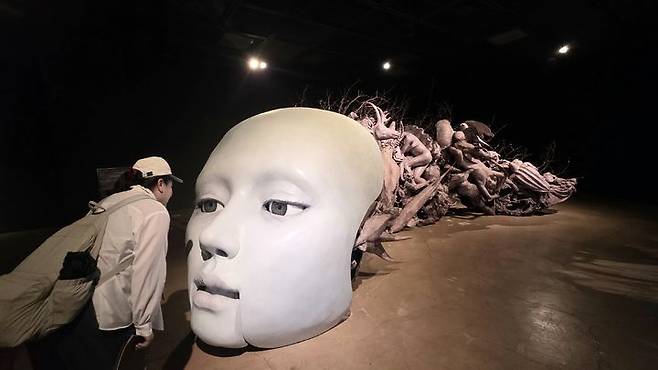 17일 제5회 제주비엔날레가 열리고 있는 제주돌문화공원에서 관람객이 노진아의 AI 기반 인터랙티브 작품 ‘진화적 키메라-가이아’(2024)에 말을 걸고 있다. 2026.09.17. hyun@newsis.com *재판매 및 DB 금지