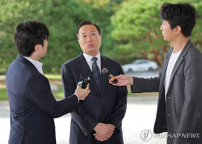 발언하는 이정현 대검 차장 (서울=연합뉴스) 류영석 기자 = 공석인 검찰총장 직무대행을 맡게 된 이정현 신임 대검찰청 차장이 23일 서울 서초구 대검찰청에 출근하며 발언하고 있다. 2026.9.23 ondol@yna.co.kr