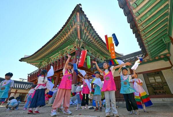 추석 명절을 이틀 앞둔 22일 인천시 미추홀구 도호부청사를 찾은 한빛유치원 어린이들이 전통놀이 체험을 하며 즐거운 시간을 보내고 있다. 이진우 기자 ljw@kihoilbo.co.kr