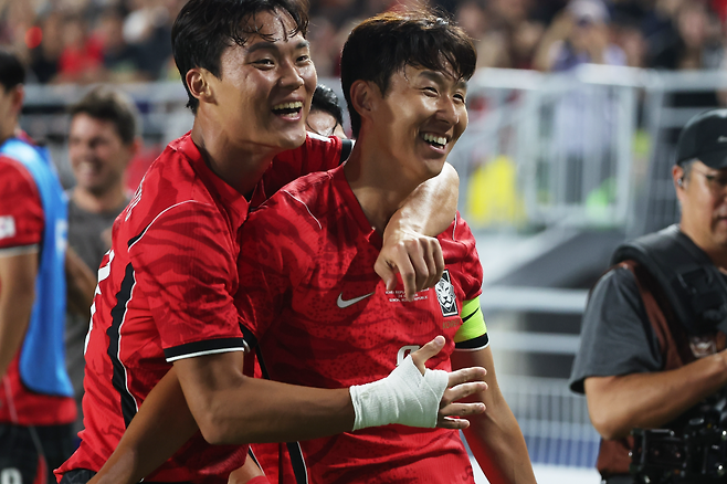 24일 경기도 수원월드컵경기장에서 열린 축구 국가대표팀 평가전 대한민국과 에콰도르의 경기. 골을 넣은 한국 손흥민이 기뻐하고 있다. 연합뉴스