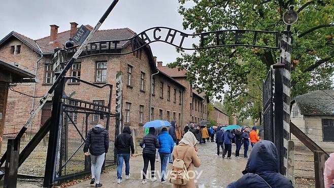아우슈비츠 수용소 정문에 걸려 있는 'Arbeit macht frei(노동이 너희를 자유롭게 하리라)'라는 문구. 강제노동과 학살이 일어난 곳의 문장이 섬뜩하다. 사진 제공 나선진