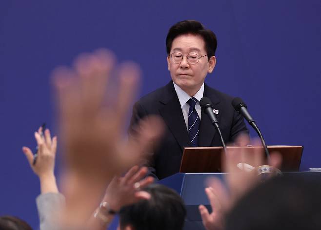 이재명 대통령이 18일 청와대 영빈관에서 열린 기자회견에서 취재진의 질문을 받고 있다.(사진=연합뉴스)