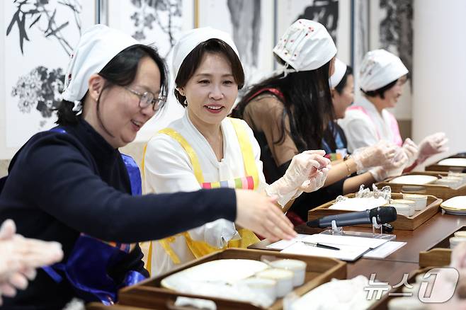 김혜경 여사가 23일(현지시간) 미국 주뉴욕한국문화원에서 열린 뉴욕가정상담소와 함께하는 추석맞이 송편 빚기 행사에서 송편을 만들고 있다. 2026.9.24 ⓒ 뉴스1 허경 기자