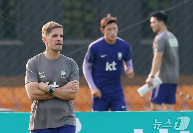 로베르트 모레노 한국 축구대표팀 감독이 23일 충남 천안시 서북구 코리아풋볼파크에서 열린 공식훈련에서 선수들의 훈련을 지켜보고 있다. 대표팀은 24일 에콰도르(수원)와 맞대결을 시작으로 28일 우루과이(서울), 10월 2일 베네수엘라(울산), 10월 6일 우즈베키스탄(용인)과 차례로 경기한다. 2026.9.23 ⓒ 뉴스1 김영운 기자