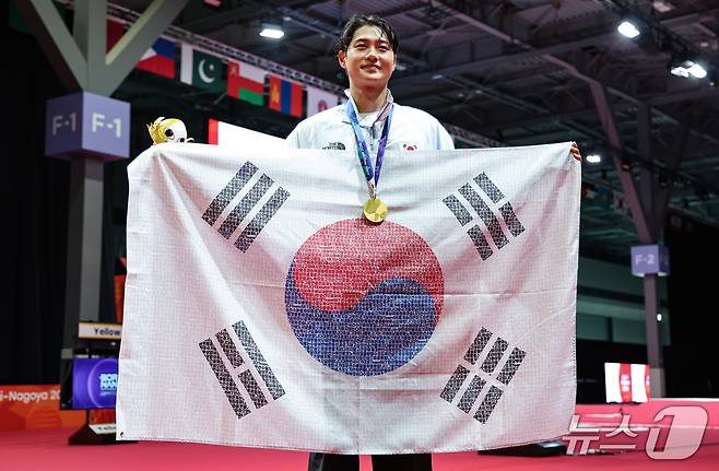 대한민국 오상욱이 23일 일본 도코나메시 아이치 스카이 엑스포홀에서 열린 2026 아이치·나고야 아시안게임 펜싱 남자 사브르 시상식을 마치고 금메달을 목에 걸고 포즈를 취하고 있다. 2026.9.23 ⓒ 뉴스1 김도우 기자