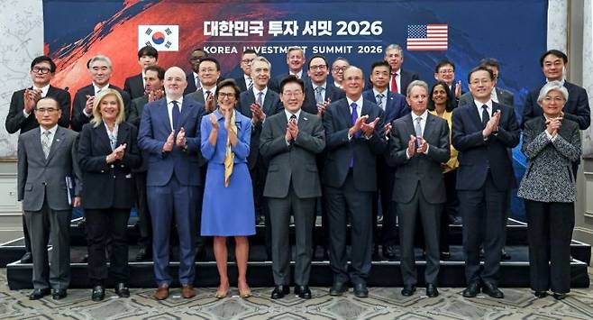 이재명 대통령이 23일(현지시간) 미국 뉴욕 한 호텔에서 열린 '대한민국 투자 서밋 2026' 행사에 앞서 참석자들과 기념촬영을 하고 있다. 이날 행사에는 제니 존슨 프랭클린 템플턴 CEO, 엠마누엘 로만 핌코 CEO, 제인 프레이저 씨티그룹 CEO, 래리 핑크 블랙록 회장, 티모시 가이트너 워버그 핀커스 회장을 비롯해 존 림 삼성바이오 사장, 성 김 현대차그룹 사장, 유정준 SK 부회장, 현신균 LG CNS 사장, 정인섭 한화오션 사장, 송용진 두산에너빌리티 사장, 김병훈 에이피알 대표 등이 참석했다. 2026.9.23 연합뉴스