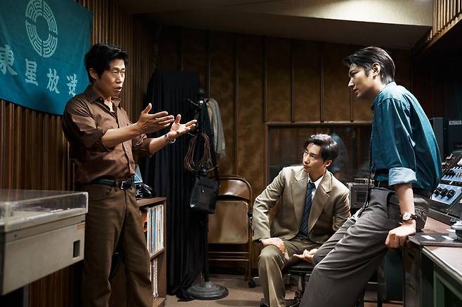 영화 '암살자(들)'은 형사 철구(유해진·왼쪽)와 신문사 사회부장 재환(박해일·가운데), 신입기자 영일(이민호)을 중심으로 사건의 파편을 하나씩 맞춰가는 과정을 따라가며, 국가가 발표한 '사실'과 현장에서 목격한 '진실' 사이의 간극을 파고든다. 하이브미디어코프 제공