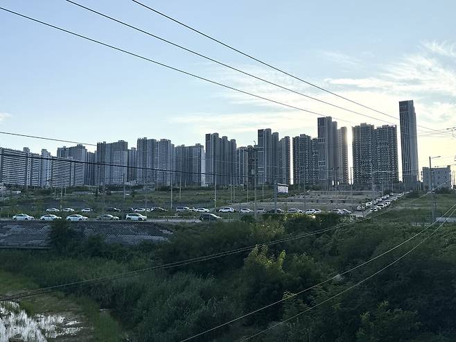 만성적인 주차난이 이어지는 포항역 인근 공터에 차량이 빼곡히 주차돼 있다. 사진 조유진