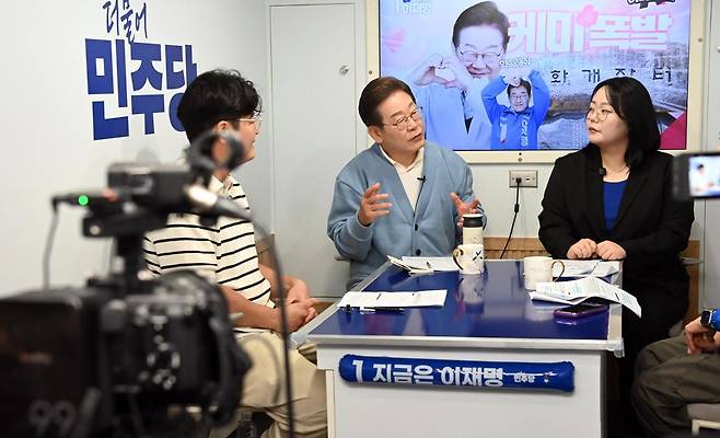 이재명 대통령이 더불어민주당 대선 후보이던 2025년 5월 경남 하동 화개장터를 방문해 대형버스 안에 마련된 방송스튜디오에서 유튜브 라이브방송을 진행하고 있다. 하동=고영권 기자