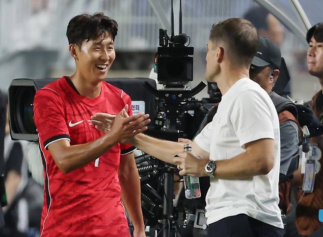 24일 수원월드컵경기장에서 열린 축구 국가대표 평가전 대한민국과 에콰도르의 경기에서 손흥민이 교체 후 벤치로 향하며 로베르트 모레노 감독과 인사하고 있다. 뉴스1