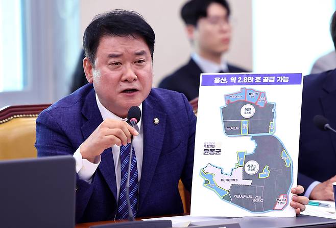 윤종군 더불의민주당 의원이 16일 서울 여의도 국회에서 열린 홍지선 국토교통부 장관 후보자 인사청문회에서 질의하고 있다. 뉴스1