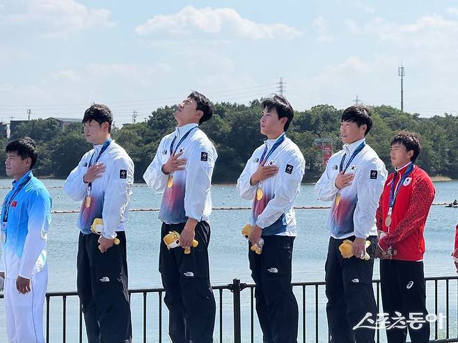 한국 카누 스프린트 국가대표 조광희, 김효빈, 장상원, 최민규가 24일 미요시호 카누 경기장서 열린 2026아이치·나고야아시안게임 카누 스프린트 남자 카약 4인승 500m 결선서 금메달을 차지한 뒤 애국가를 듣고 있다. 사진제공|대한카누연맹