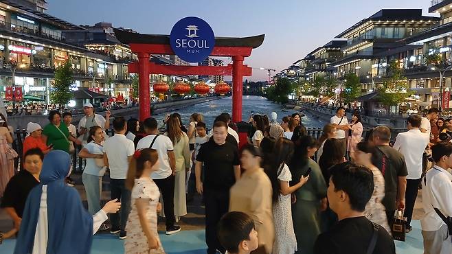 우즈베키스탄 수도 타슈켄트의 명소인 ‘서울 문(SEOUL MUN)’ 거리는 몰려드는 인파에 밤마다 불야성을 이룬다. 연합뉴스