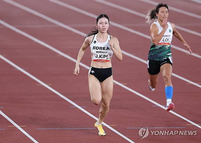 김주하, 아시안게임 100m 도전 (나고야=연합뉴스) 김성민 기자 = 24일 일본 나고야 미즈호 공원 육상경기장에서 열린 2026 아이치·나고야 아시안게임 육상 여자 100m 예선에서 한국 김주하가 역주하고 있다. 2026.9.24 ksm7976@yna.co.kr