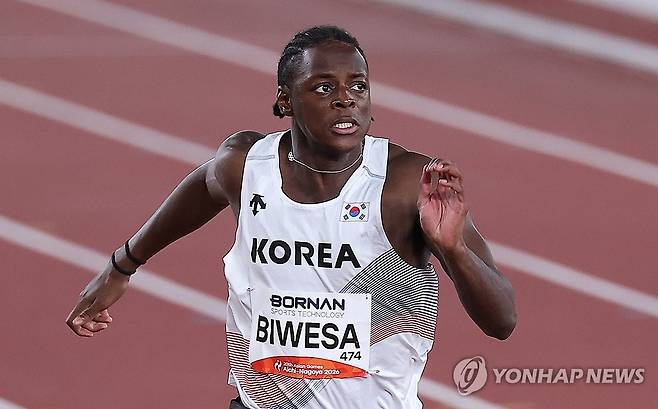비웨사 다니엘 가사마 아시안게임 100m 도전 (나고야=연합뉴스) 김성민 기자 = 24일 일본 나고야 미즈호 공원 육상경기장에서 열린 2026 아이치·나고야 아시안게임 육상 남자 100m 예선에서 한국 비웨사 다니엘 가사마가 역주하고 있다. 2026.9.24 ksm7976@yna.co.kr
