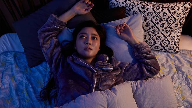 층간소음으로 잠을 설친다면 귀마개와 함께 일정한 배경음을 활용해 갑작스러운 '쿵' 소리를 덜 두드러지게 만들 수 있다. 사진=게티이미지뱅크
