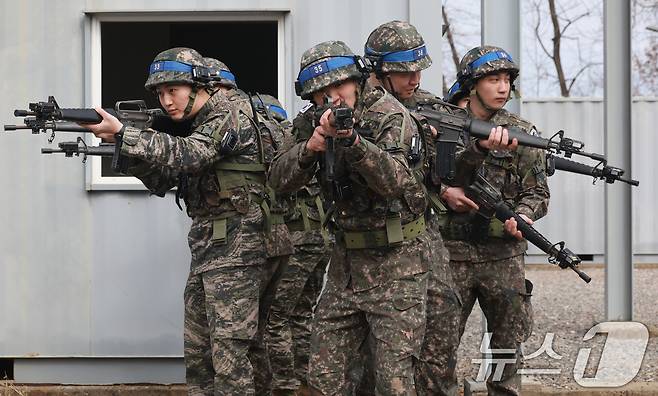육군 제51보병사단의 예비군훈련이 실시된 경기 평택시 평택·오산과학화예비군훈련장에서 예비군들이 시가지 전투 훈련을 하고 있다. 2026.3.3 ⓒ 뉴스1 이호윤 기자