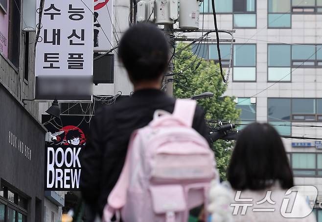 사진은 이날 오후 서울 양천구 목동 학원가 모습. (기사 내용과 무관한 사진) 2025.6.2 ⓒ 뉴스1 김성진 기자