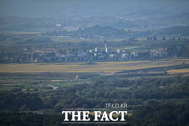 서부전선 비무장지대(DMZ)에서 지뢰 추정 폭발 사고가 발생한 가운데 23일 경기 파주에서 바라본 북한 개성공단 일대 마월동에 적막감이 맴돌고 있다. /파주=남윤호 기자