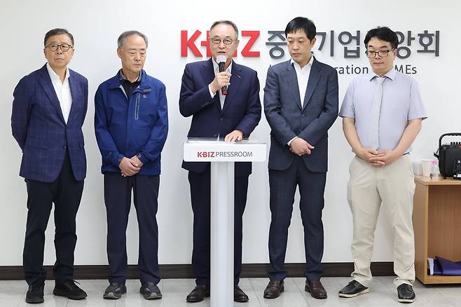 송치영(가운데) 소상공인연합회장이 17일 서울 여의도 중소기업중앙회에서 열린 배달 플랫폼 관련 5개 단체의 긴급 기자회견에서 업계의 어려움을 호소하고 있다. /연합뉴스