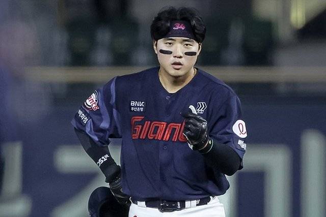5회초에 역전 2타점 2루타를 친 뒤 ‘손 하트’를 만들어 보인 롯데 손성빈. 롯데 자이언츠 제공