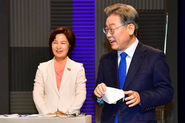 이재명 대통령(당시 더불어민주당 대선 예비후보)이 2021년 7월 6일 서울 상암 MBC 방송센터에서 열린 합동 토론회에서 당시 경쟁자였던 추미애 경기지사와 대화 후 자리로 이동하고 있다. 뉴시스