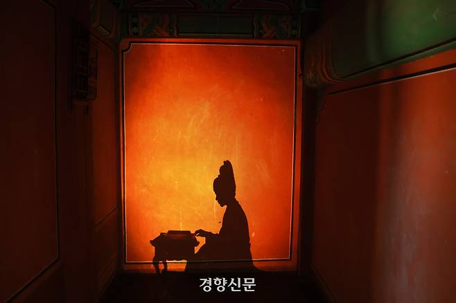 조선시대 왕세자의 교육 공간이었던 성정각의 동쪽 누각인 ‘희우루’‘에 당시 모습이 재현되고 있다. 정지윤 선임기자