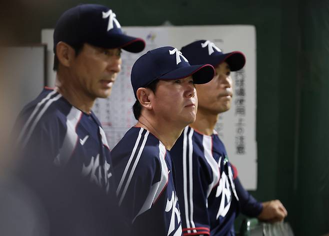 25일 일본 아이치현 도요하시 시민구장에서 열린 2026 아이치·나고야 아시안게임 야구 슈퍼라운드 한국과 일본의 경기. 9회초 0-5로 지고있는 상황에서 한국 류지현 감독이 어두운 표정을 보이고 있다.