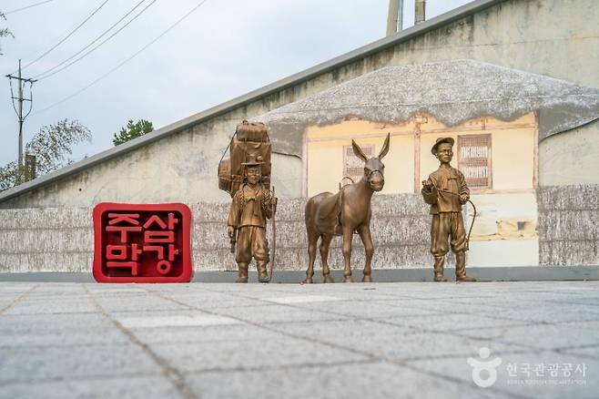 삼강주막 일대에 세워진 보부상과 나귀 조형물. 사진=한국관광공사 제공