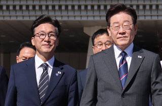 이재명 대통령(오른쪽)이 9월 6일 경기 성남 서울공항에서 김민석 더불어민주당 대표와 이동하고 있다. 뉴스1