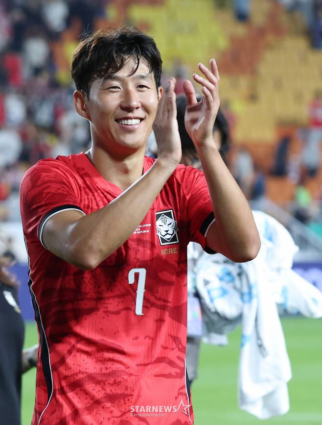 대한민국 축국구가대표팀이 24일 수원월드컵경기장에서 에콰도르와 친선경기를 열었다. 손흥민을 비롯한 선수들이 경기 승리 후 응원단에 인사하고 있다. /사진=김진경 대기자